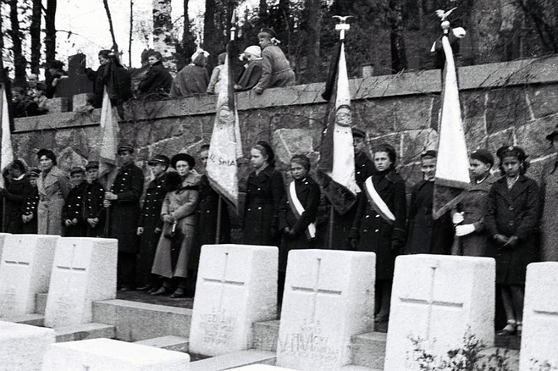 KKE 1038.jpg - Fotografie z uroczystości przy grobie matki J. Piłsudskiego i jego serca z lat 30 XX wieku. Zdjęcia wykonał prawdopodobnie wuj Andrzeja Małyszko: Michał Katowski lub Jan Michalewicz - uczeń Bułhaka, Wilno, 1937/38 r. Na zdjęciu widnieje Tadeusz Małyszko.